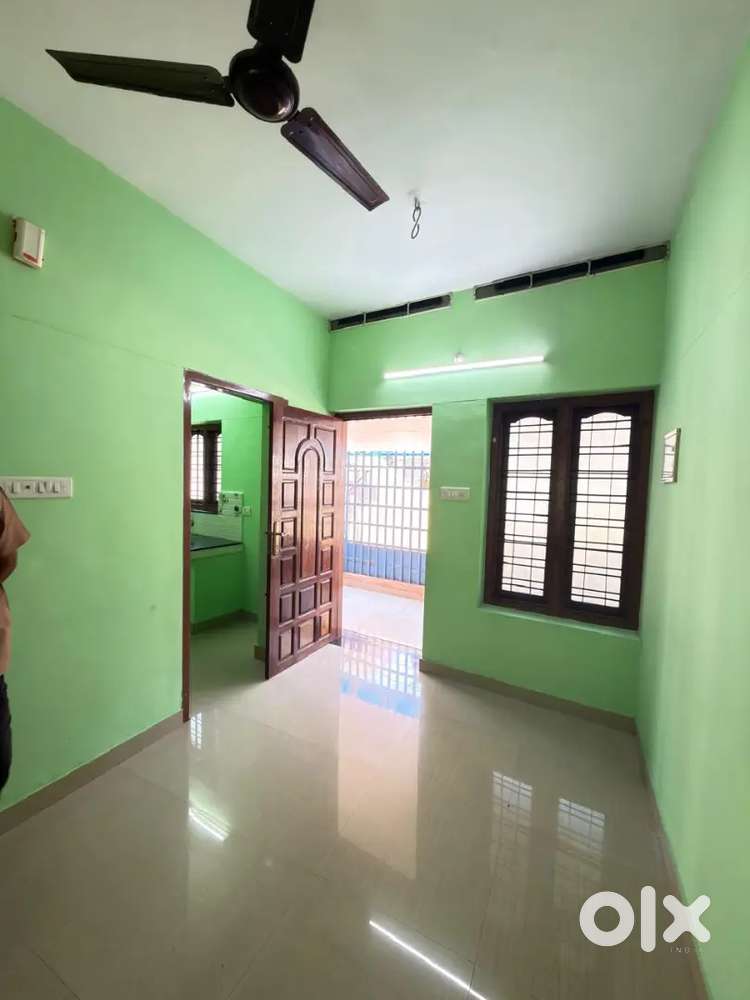 2bhk ground floor Murijapalam main road side, Bachelors or family.