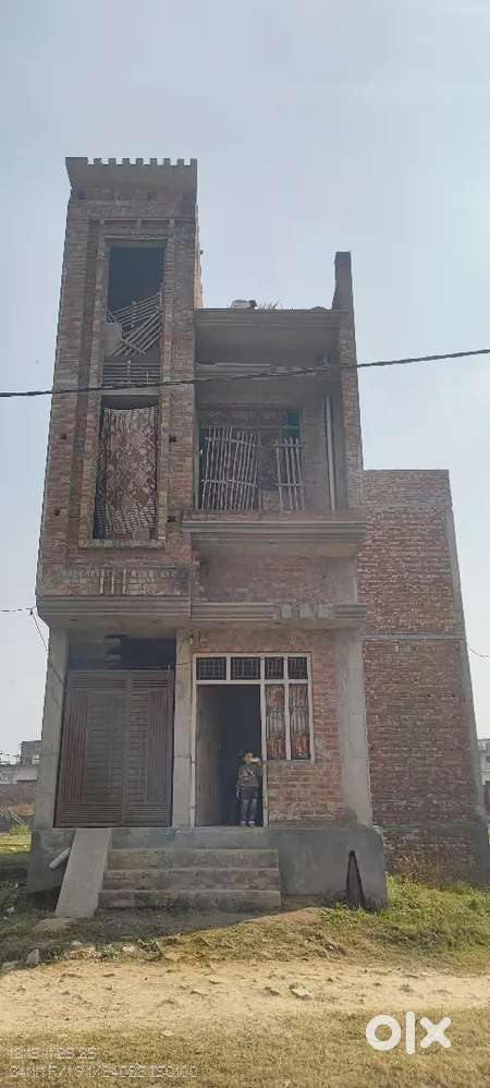 50 gaj ka bna hua makaan h 2 manzil bna h.