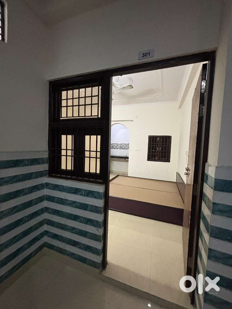 SECTOR 45 1 RK SEMI FURNISHED AVAILAIBLE IMIDIATE