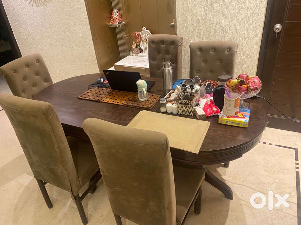 Royal Dining Table with 5 luxury cushioned Chairs