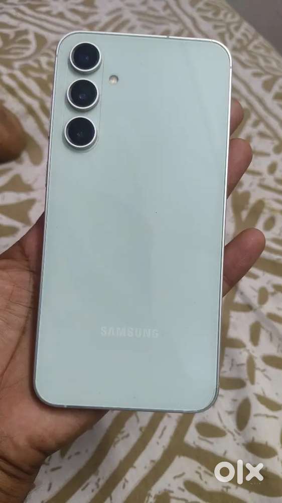 Samsung galaxy s23 fe

1 year old

A1 condition will box available
