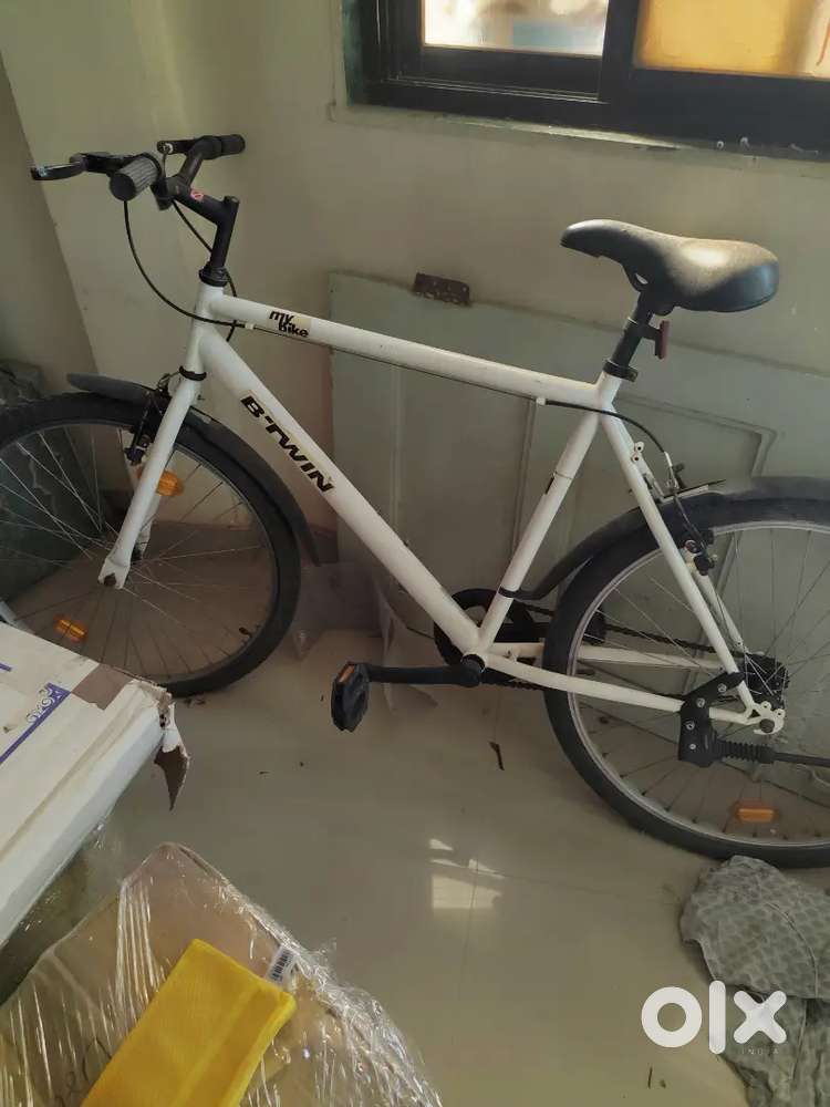 Selling this white bike