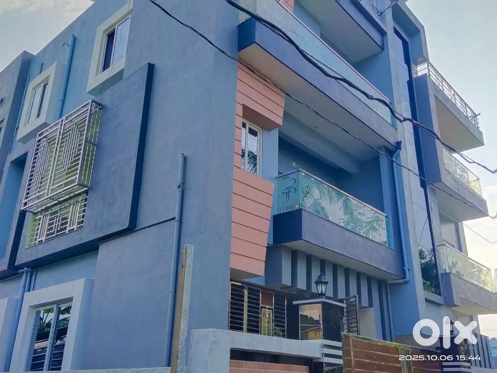 Well furnished independent flat with car parking facility