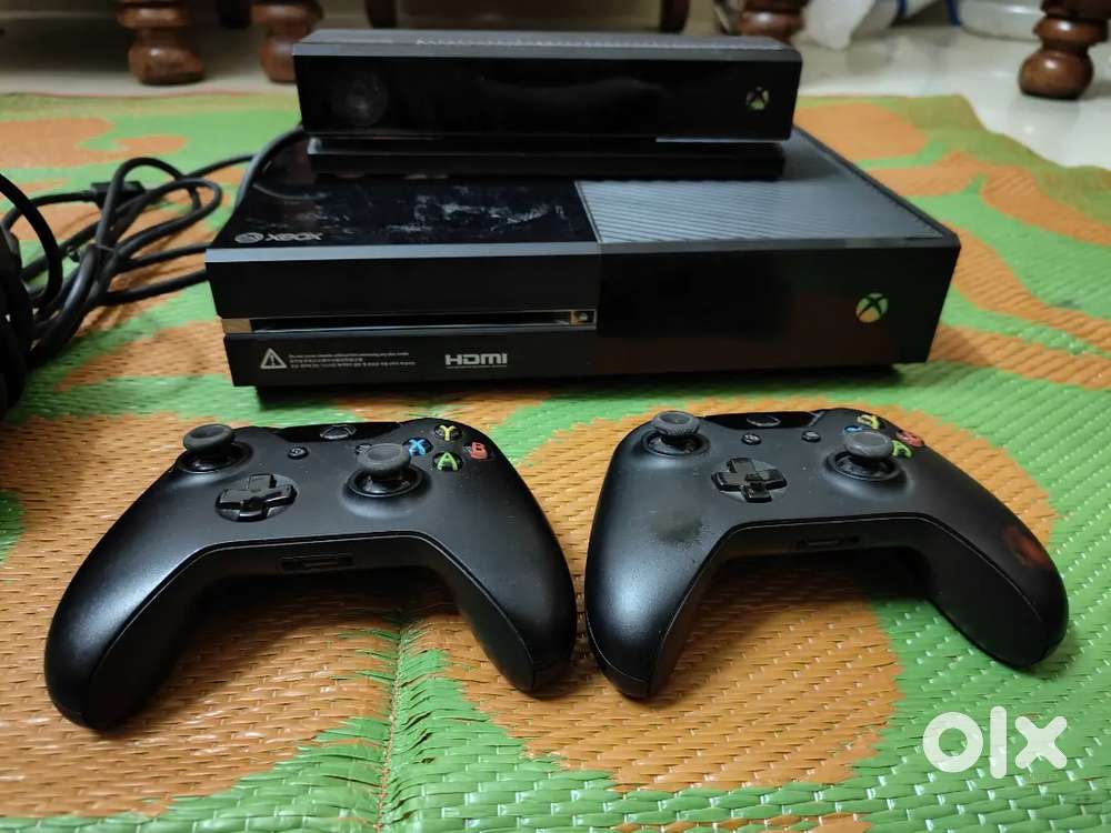 Xbox one with 2 controllers 1 games CD and free games played