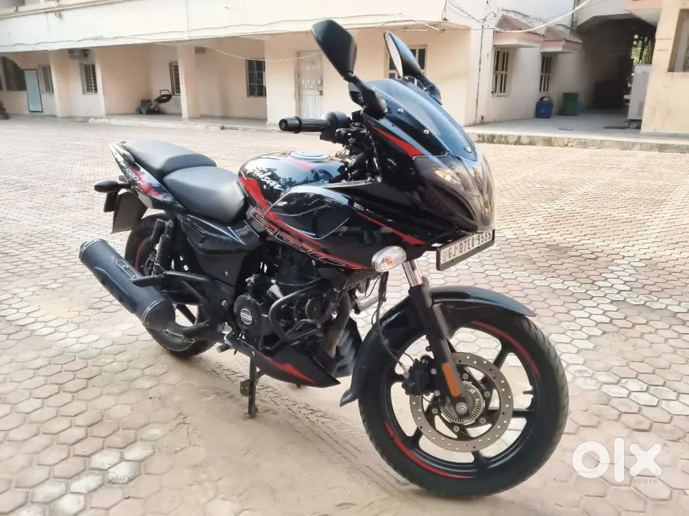 Bajaj pulsar 220 F june 2024
