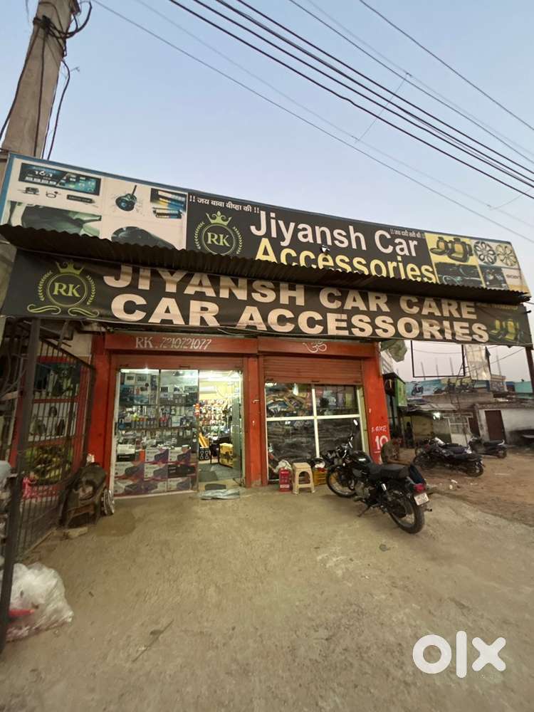 Car accessories/car shringar ki shop pe karigar