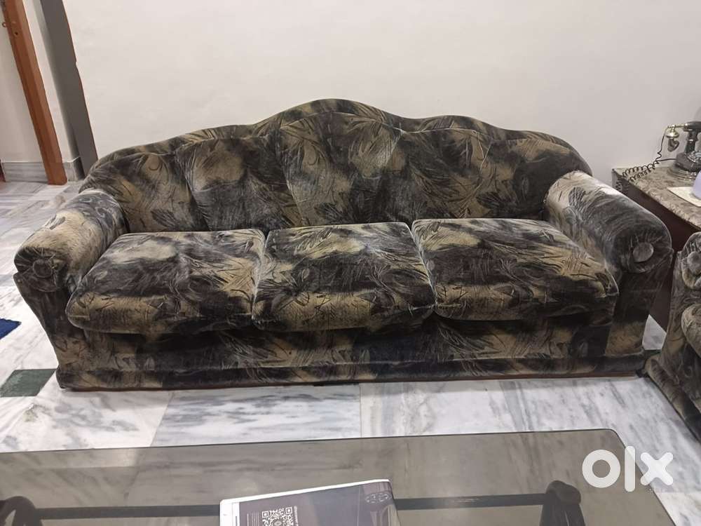 Sofa bechna hai