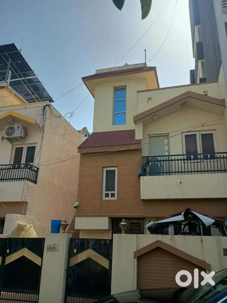 1% brokerage 3bhk 98 var nr gopal chowk sadhuvasvani rd 21ft front