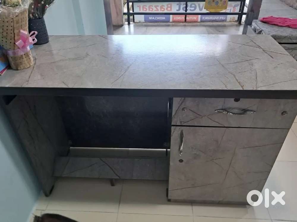 Table and 6 seater seaty