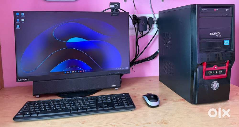 computor with Monitor webcam soundbar keyboard mouse