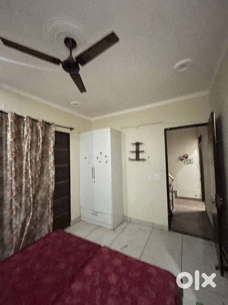 1 room set available for rent