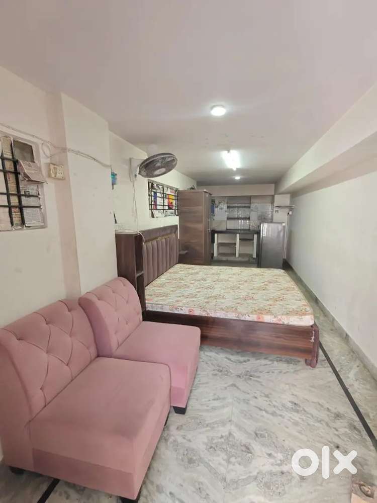 NEAR HOTEL THEME, STUDIO AVAILABLE FOR FAMILY ND WORKING BACHELOR