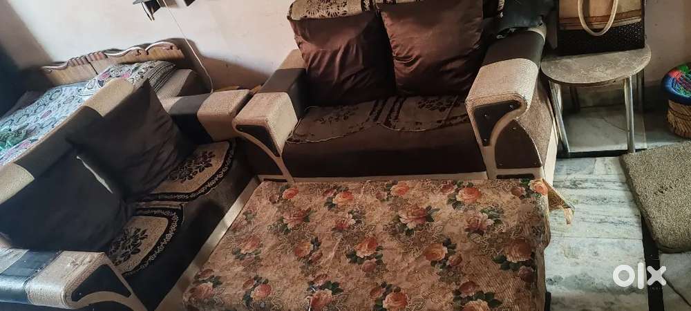 3 Sofa Set with Center Table, 6 Seater in Good Condition