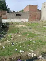 हाथरस रेलवे स्टेशन से लगभग 500 मी दूर है और 40 फुट रोड से 10 मी दूर ।