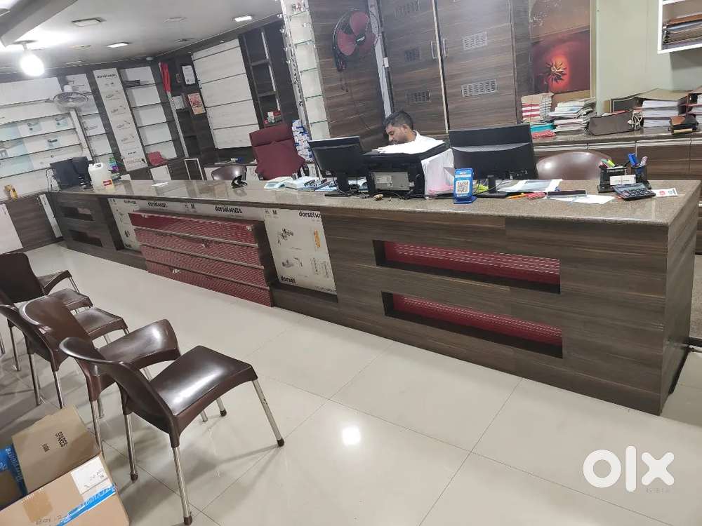 Showroom table counter