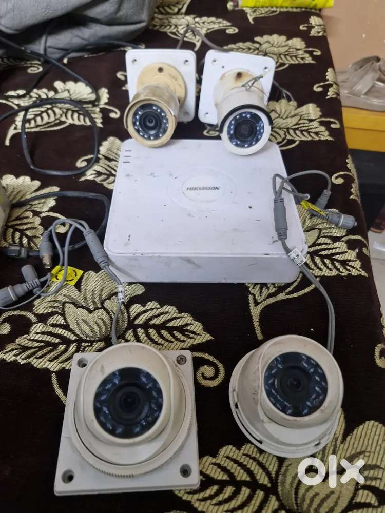 Hikvision 4 chenal 320 gb dvr 4 camera set with camera power supply