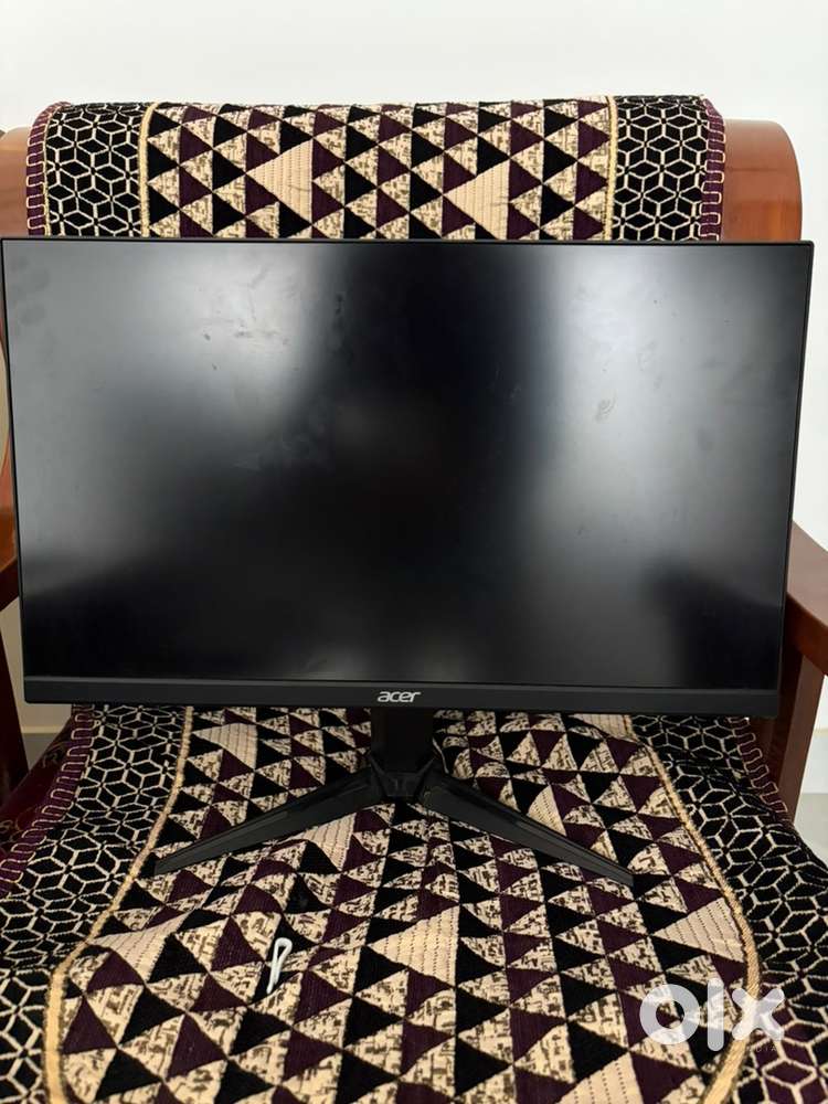 Acer monitor, evofox keyboard, logitech mouse and ikea lamp