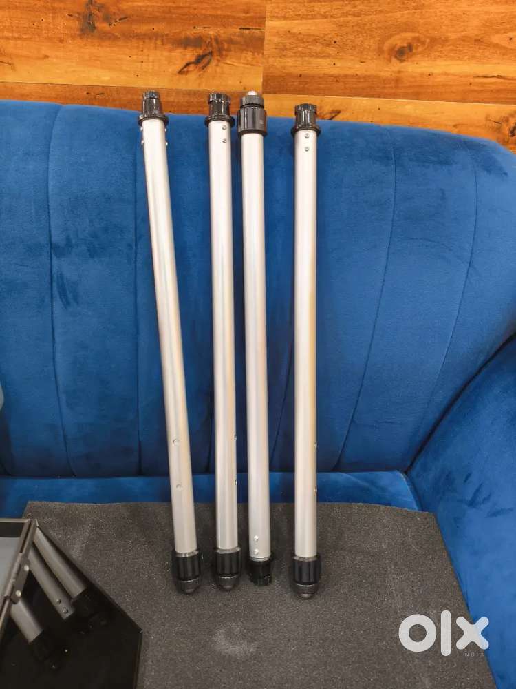 Makeup vanity with stand six light. Not use in one time. Big size .