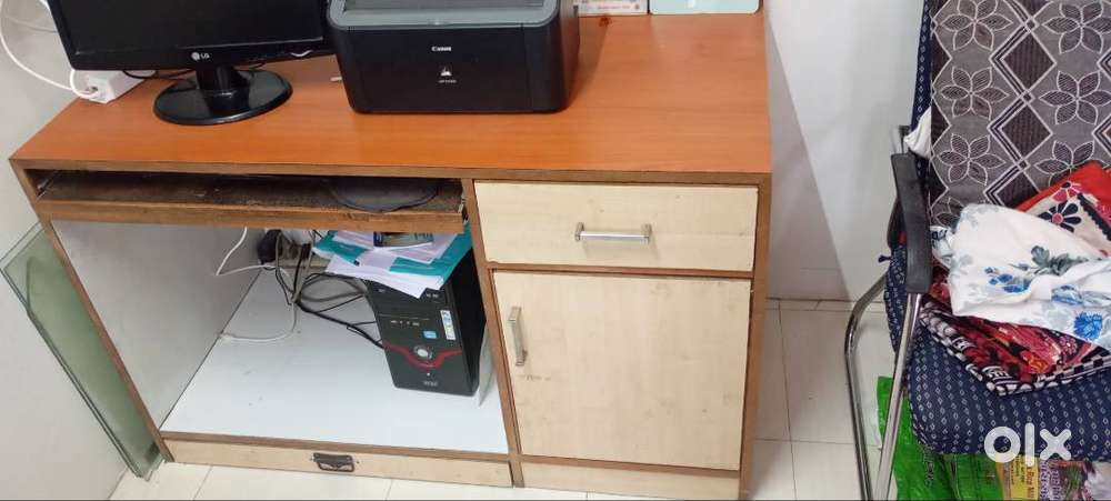 4'x2' top, 2'-6 Height office table