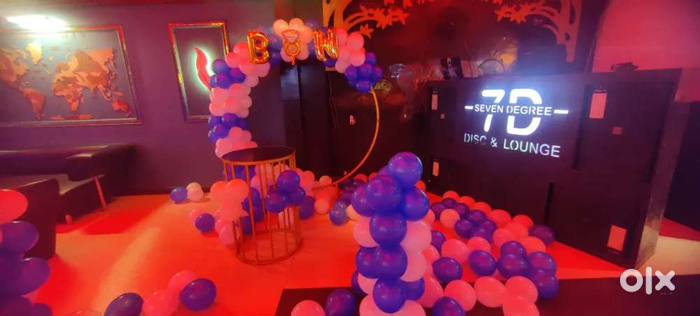 7 Degree lounge me service ke liye