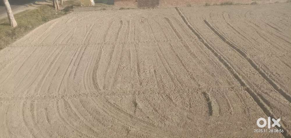 Yah Jameen district mauganj se sirf 7 kilometer dur hai