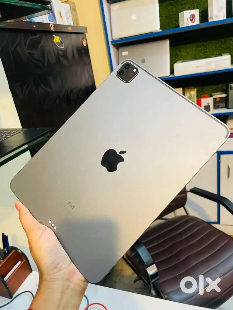 IPAD PRO 11 INCH M1 CHIP 3RD GEN 128GB STORAGE ONLY WIFI WITH BOX