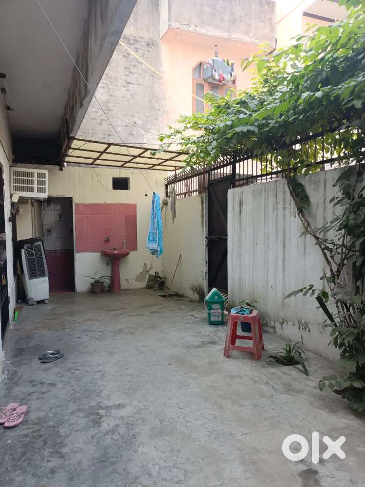 We are renting this room . We need 1-2 girls