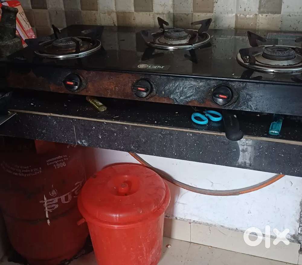 Gas stove with cylinder