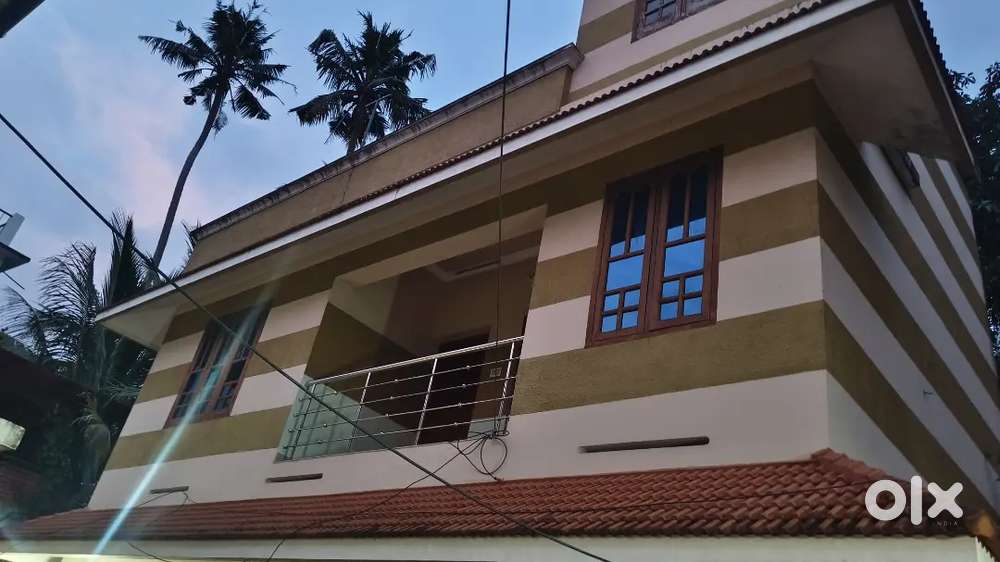 നാലഞ്ചിറ മണ്ണന്തല MC റോഡിൽ അടുത്തായി 2BHK FIRST FLOOR FAMILY EMPLOYEE