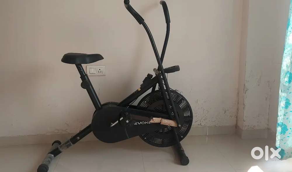 AIR BIKE BRAND NEW EXERCISE CYCLE WITH MOVING HANDLE