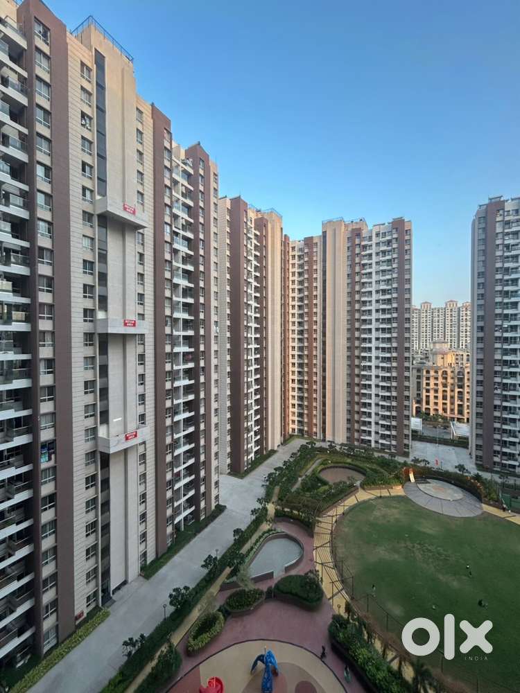 Need room mate master bedroom available