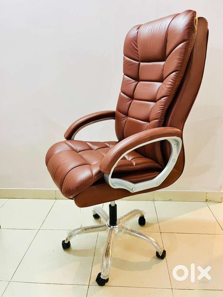 BRAND NEW BOSS CHAIR AT WHOLESALE PRICE WITH 1 YEAR WARRANTY