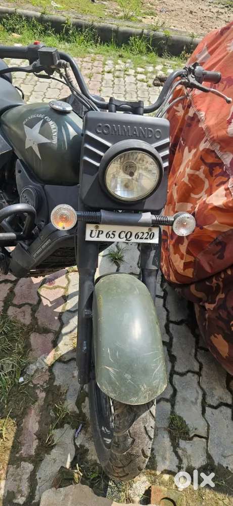 Um commando 300 cc