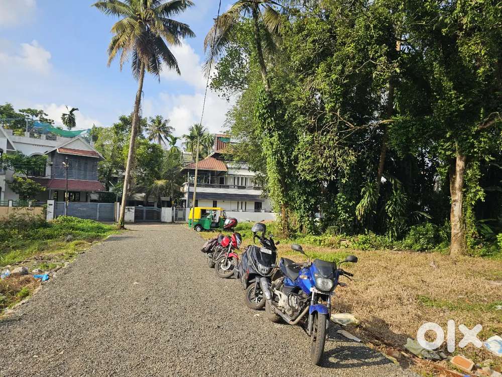 6 Cent Residencial Plot For Sale Marad Kundanoor.