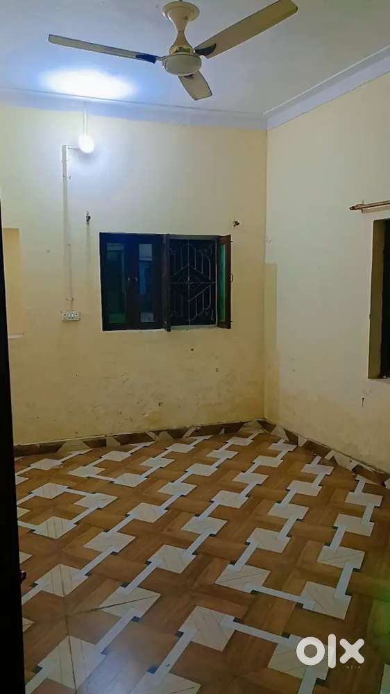 1 room set available for rent