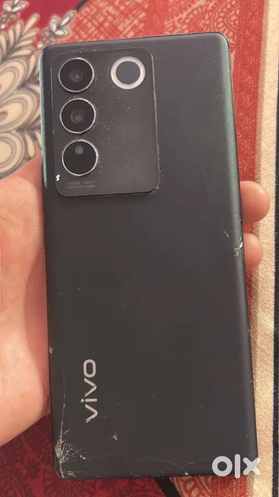 Vivo v27 back glass crack only 12  ram 256 storage with charger box