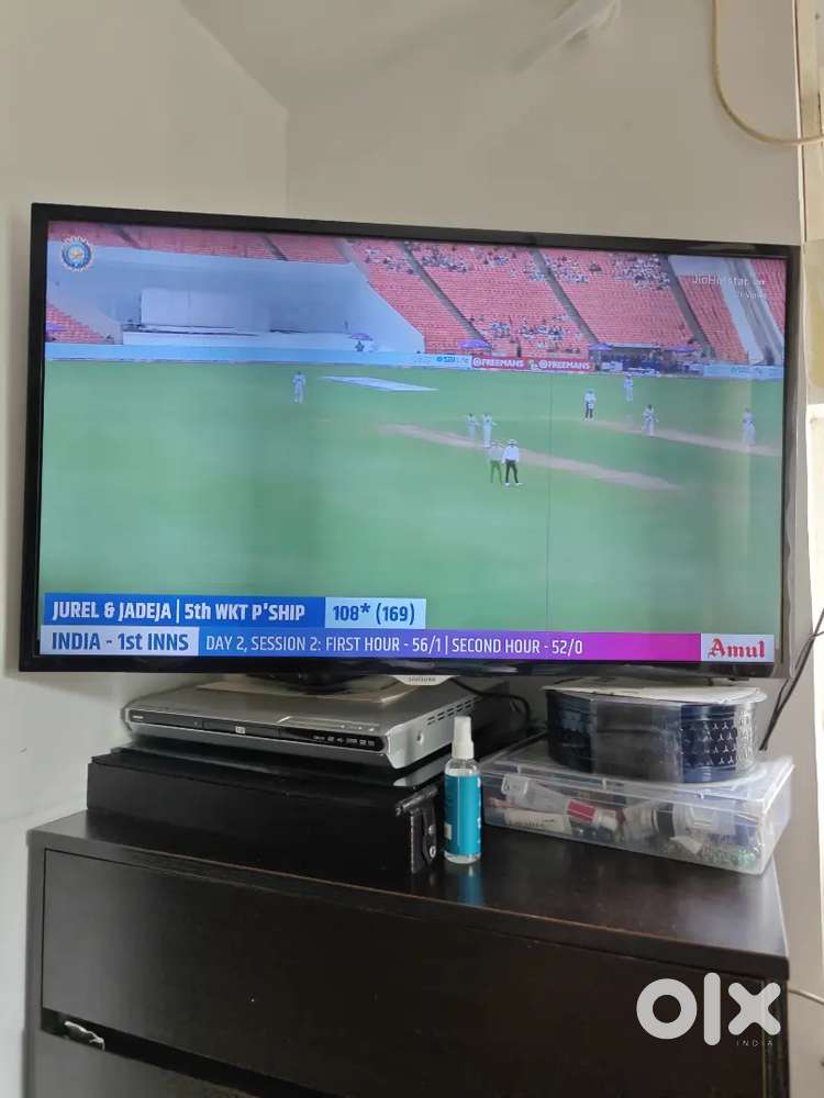 LG 40 LED TV wall mounted for sale
