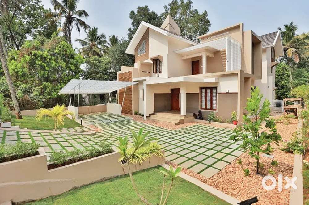 Posh house for sale in Nalukody, Changanacherry. 3300 Sqft, 12.5 Cent.
