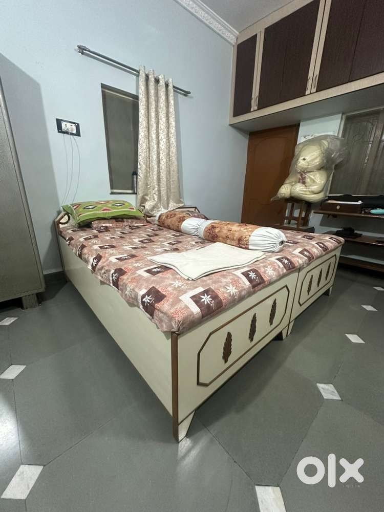 6X6 Wodden Bed