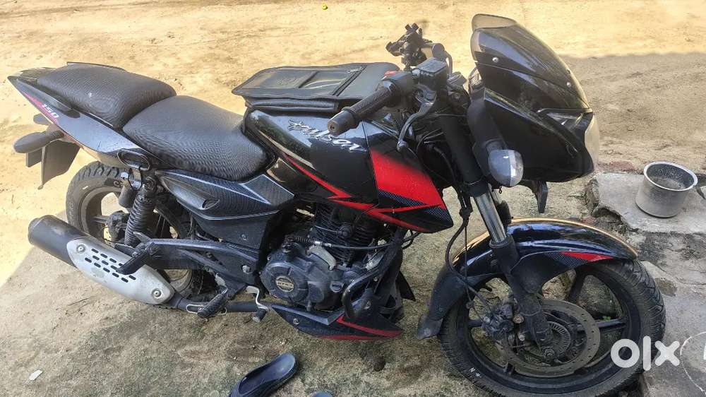 Pulsar 150. Good looking bike.