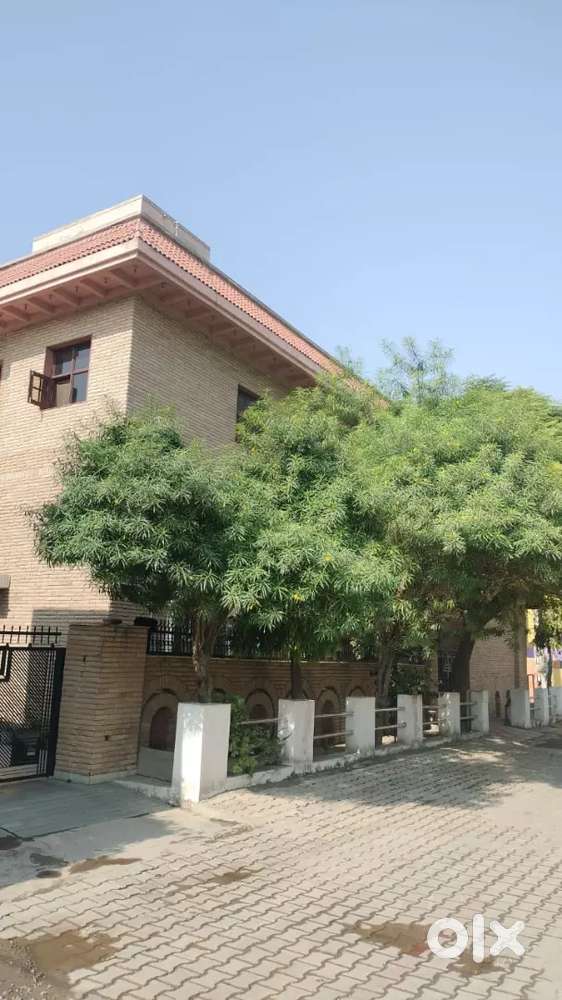 250sq yard corner House two side open face NorthEast on 40ft wide road