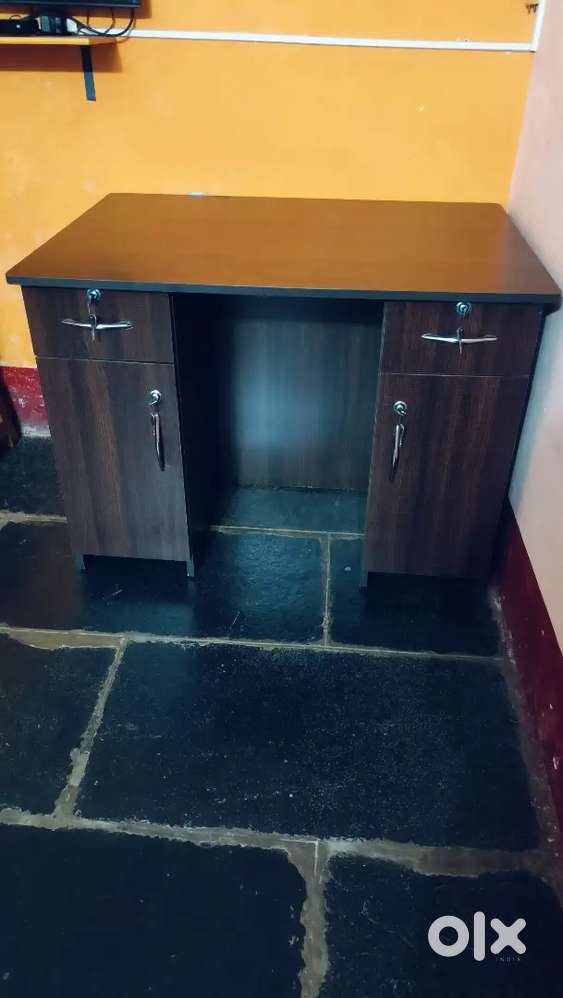 Computer table 2.5 ft×3.5ft