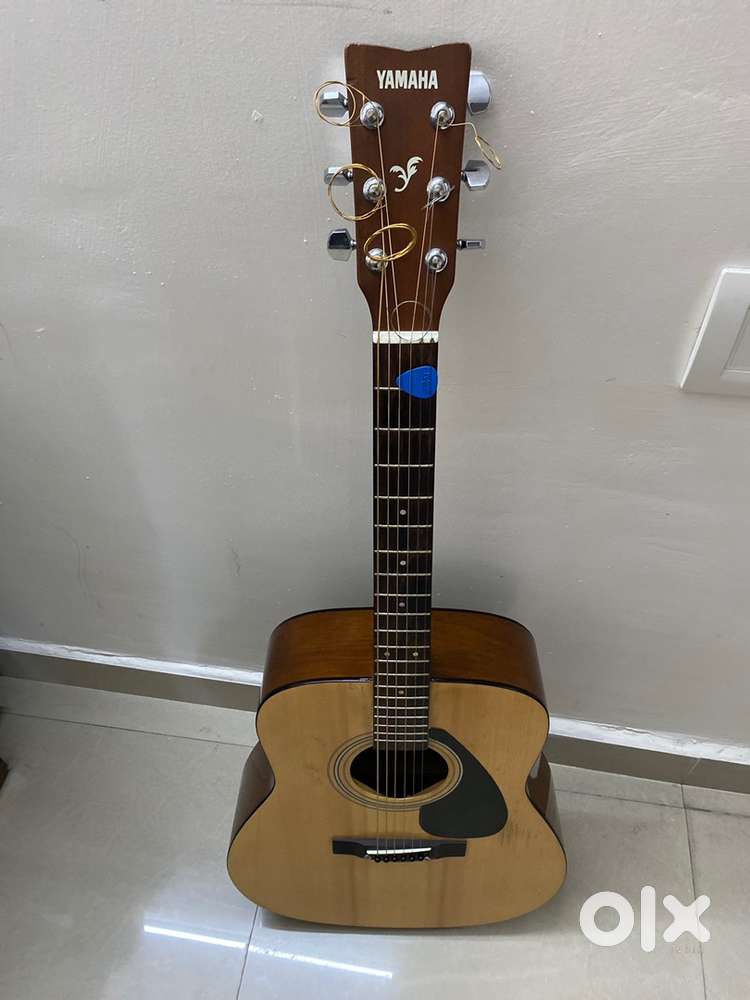 Yamaha F310 acoustic guitar with brand new d'addario strings