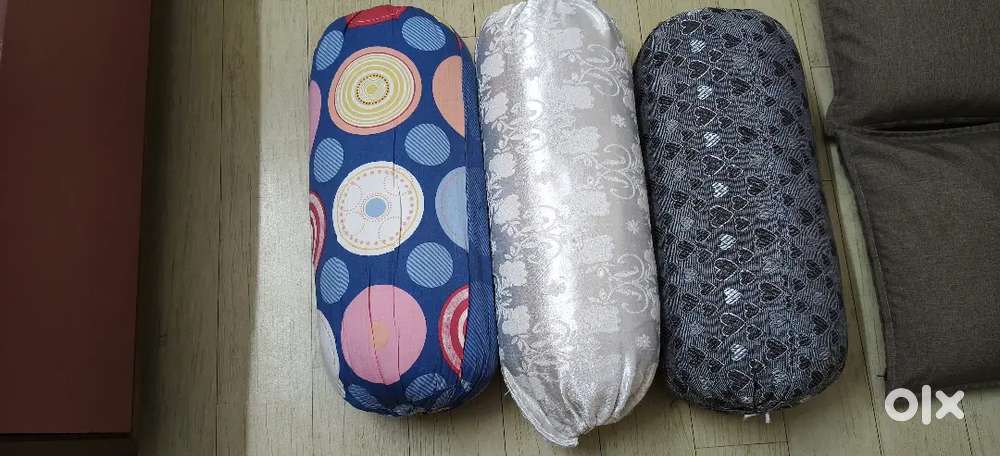 Pillows total 8 pieces --new