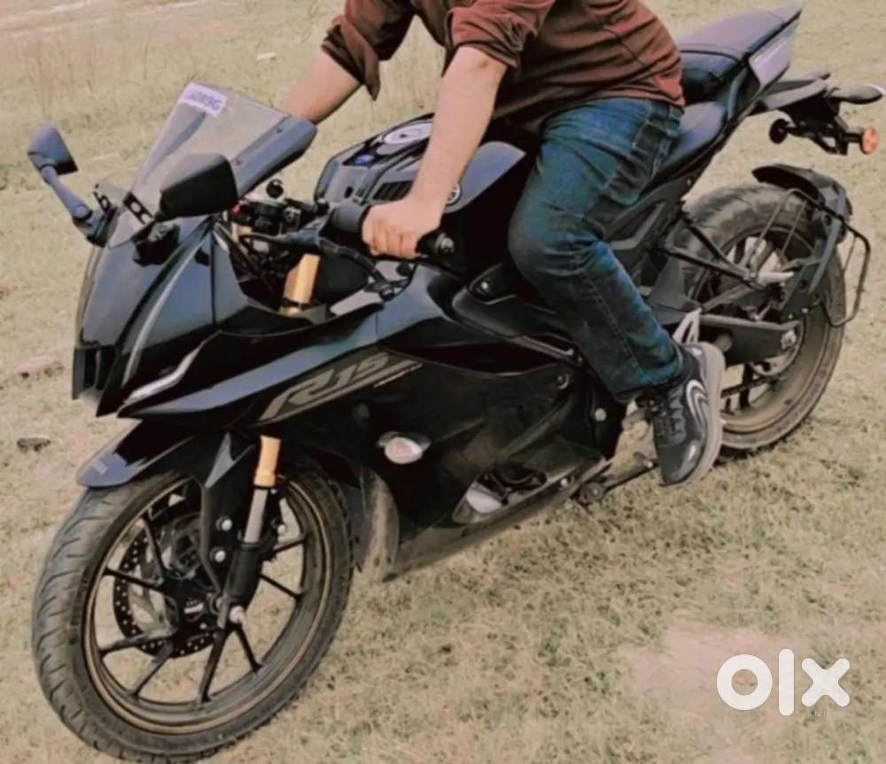 R15 V4 Metallic Black September 2025