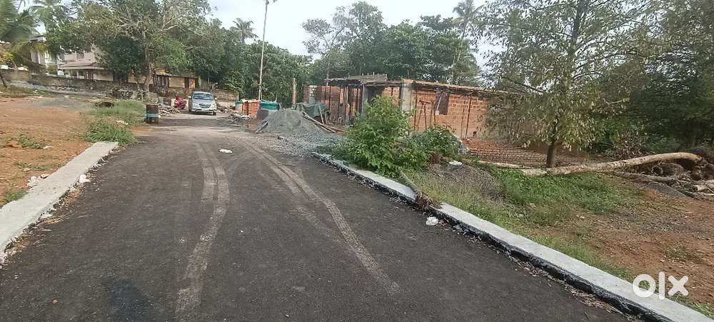 ANGAMALY TOWN 2 KM KIDAGOOR CHURCH NEAR BY 5,7, 10 CENT PLOTS AVAILABL