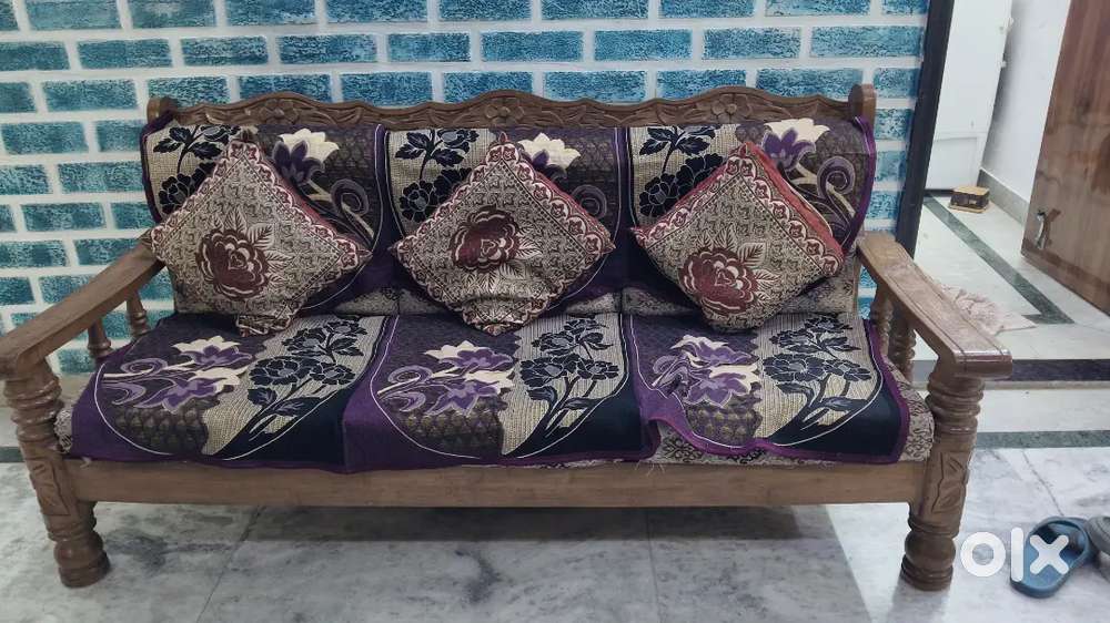 5 Seater Sofa in excellent condition with a glass top centre table
