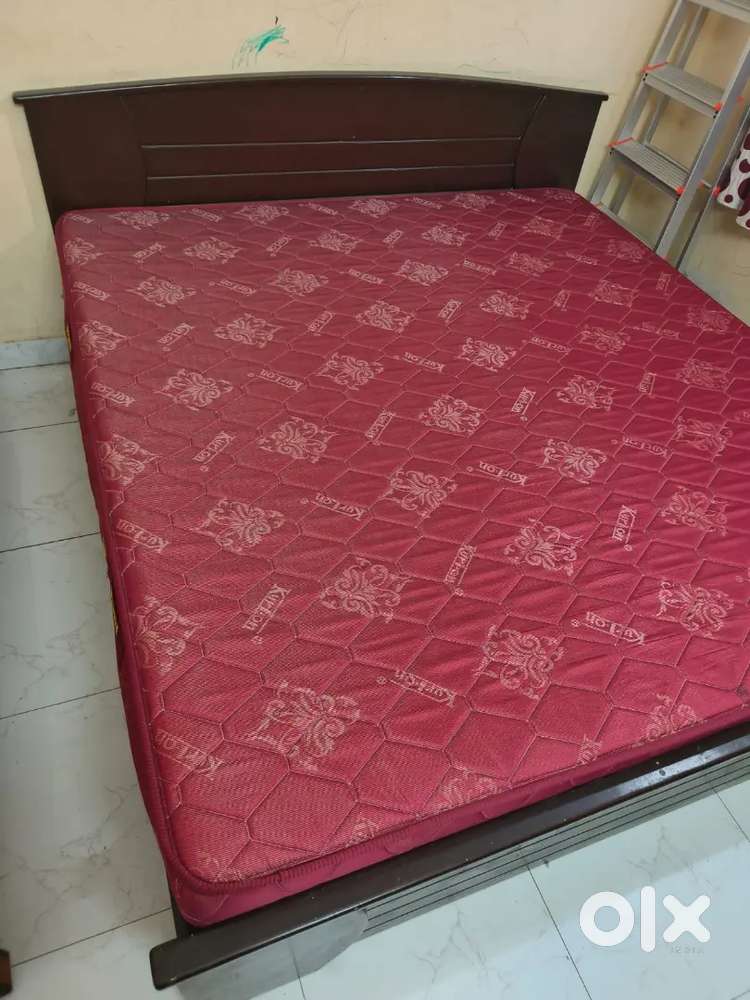 KING SIZE RUBBER WOODEN COT