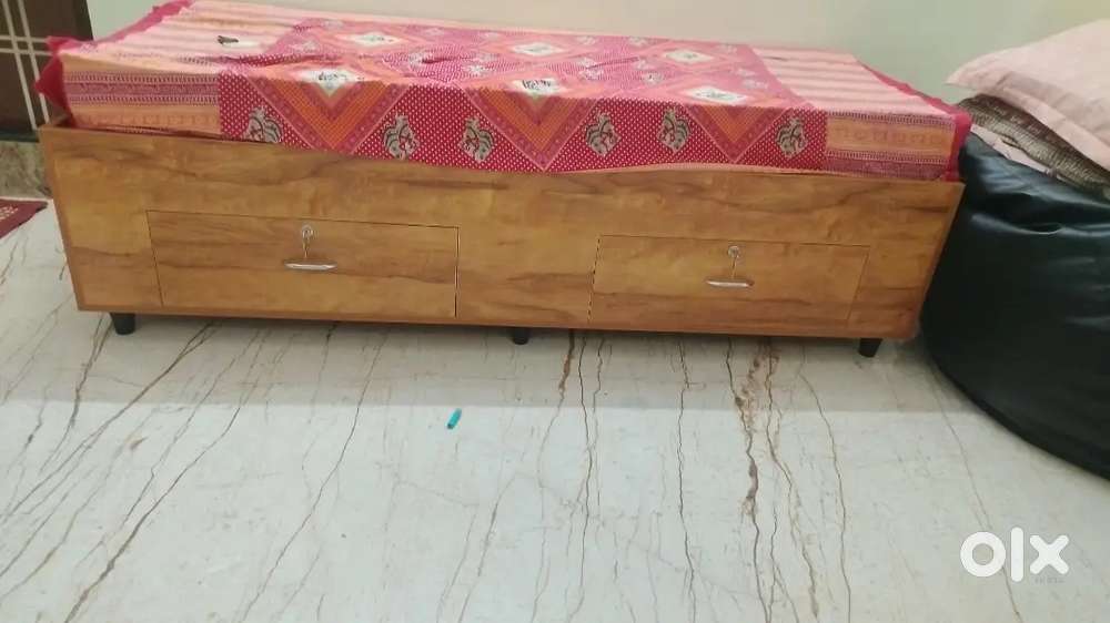 Diwancot with bill and keys for storage box