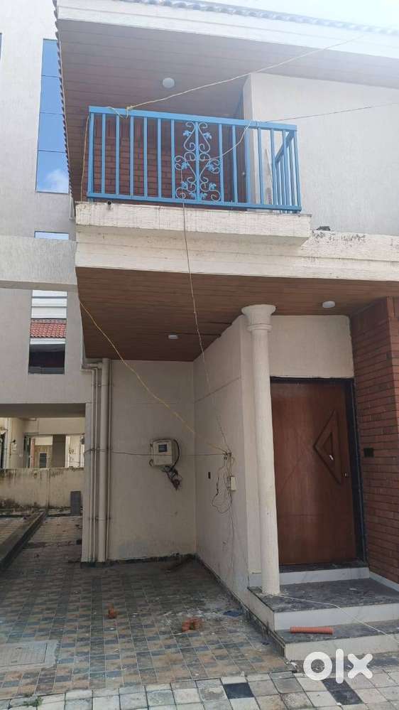 I HAVE 4 BHK BANGLOW NEAR KARAMSAD TALAV (POND)